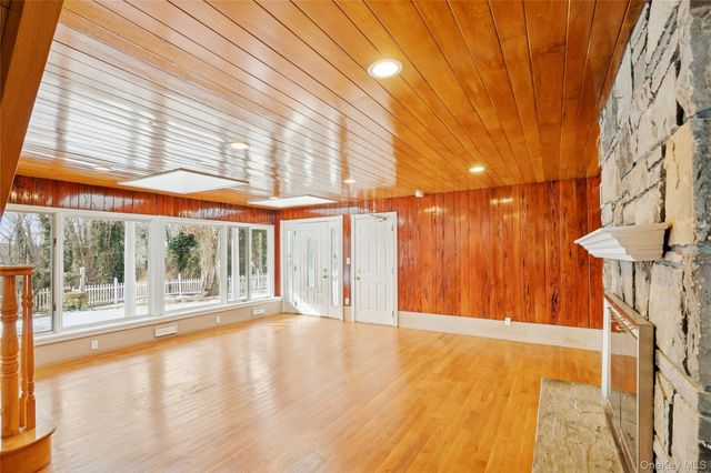 549 Woodbury Road, Cold Spring Harbor, NY 11724