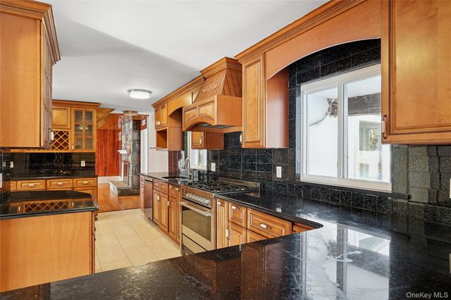 549 Woodbury Road, Cold Spring Harbor, NY 11724