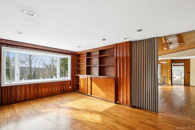 549 Woodbury Road, Cold Spring Harbor, NY 11724