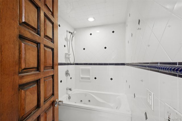 549 Woodbury Road, Cold Spring Harbor, NY 11724