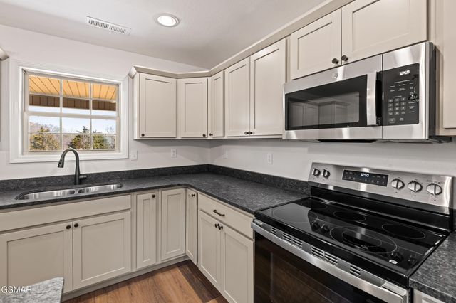 281 Cross Over Rd Road, Sevierville, TN 37876