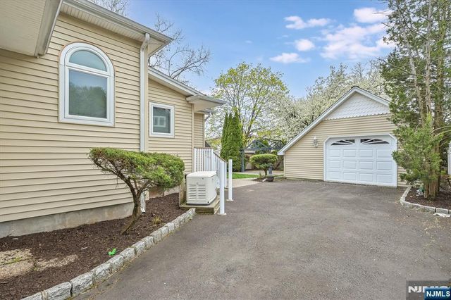 520 Hamilton Avenue, Hasbrouck Heights, NJ 07604