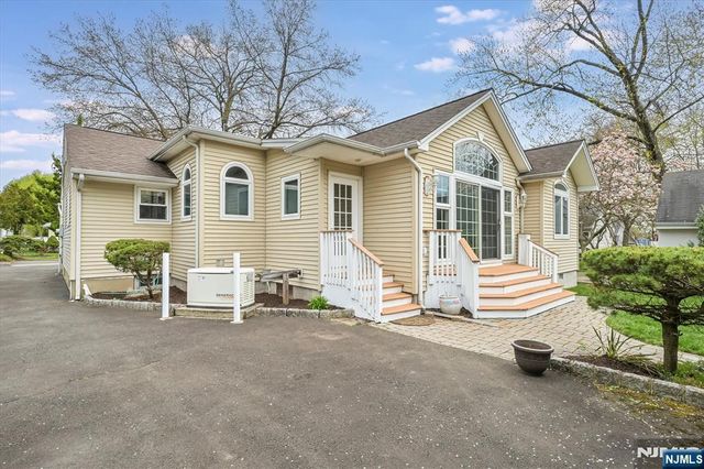 520 Hamilton Avenue, Hasbrouck Heights, NJ 07604