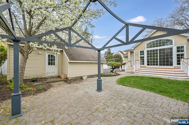520 Hamilton Avenue, Hasbrouck Heights, NJ 07604
