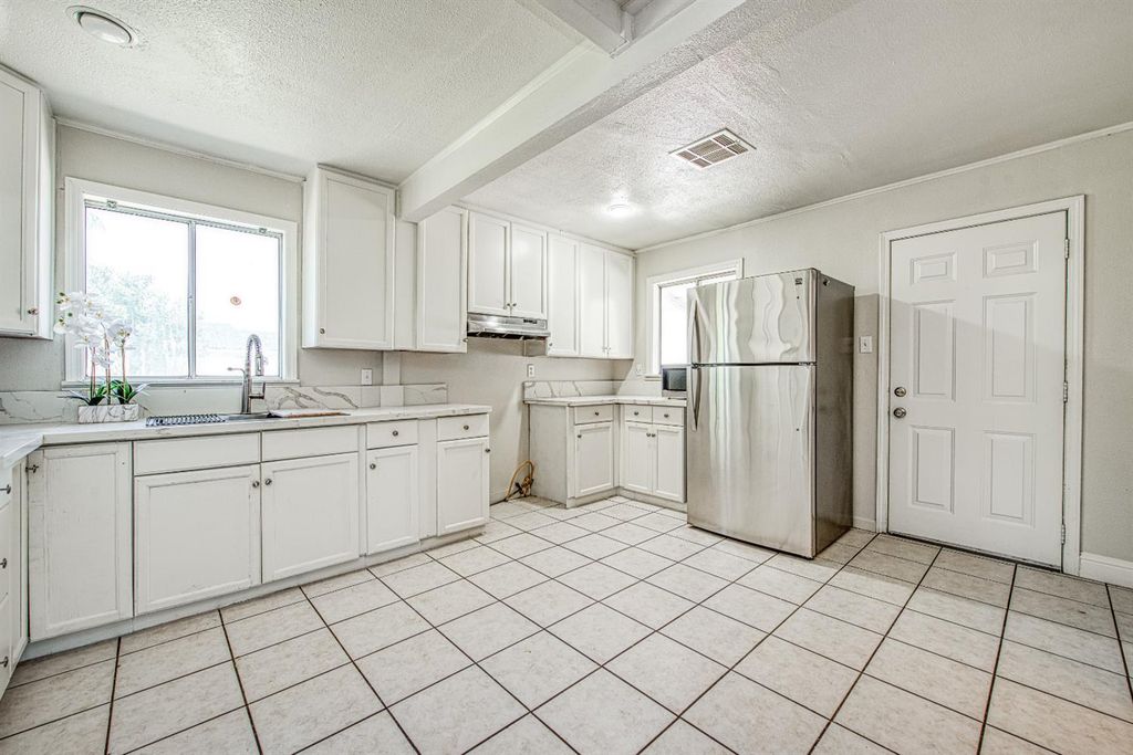 Image 40 of property listing at 5358 W Clinton Avenue, Fresno, CA 93722