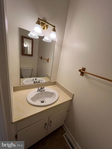 841 WOODLAWN DR, Chambersburg, PA 17201