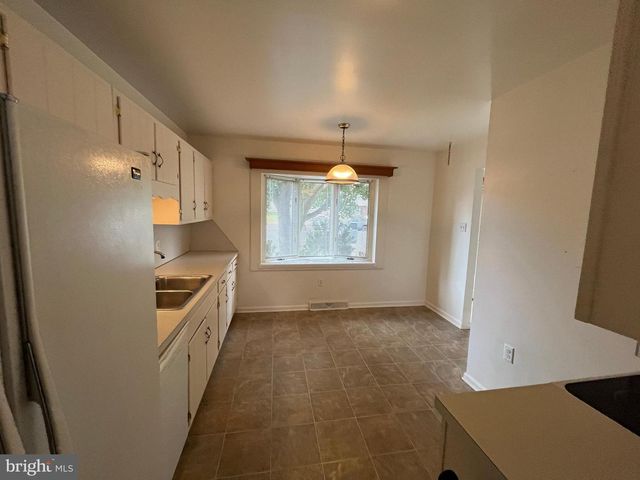 841 WOODLAWN DR, Chambersburg, PA 17201