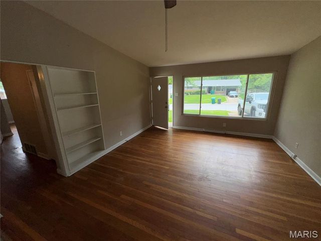 2415 Castle Drive, St Louis, MO 63136