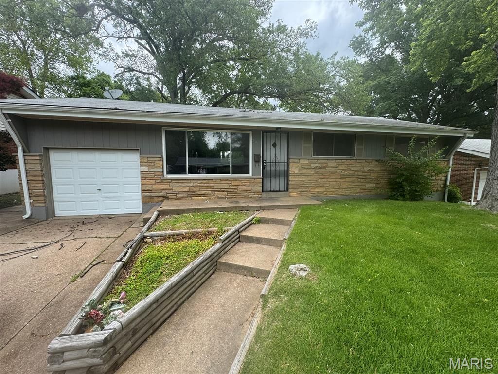 2415 Castle Drive, St Louis, MO 63136