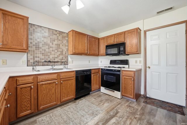 10585 Slate Run, New Haven, IN 46774