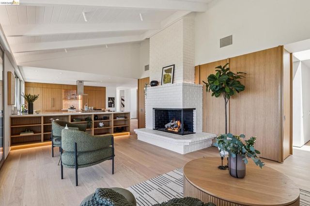 14001 Skyline Blvd, Oakland, CA 94619