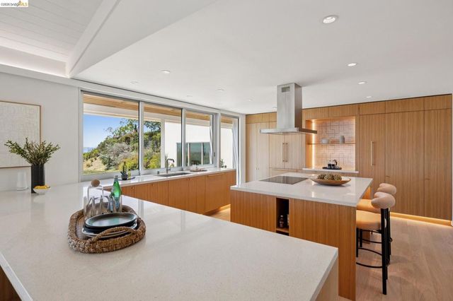 14001 Skyline Blvd, Oakland, CA 94619