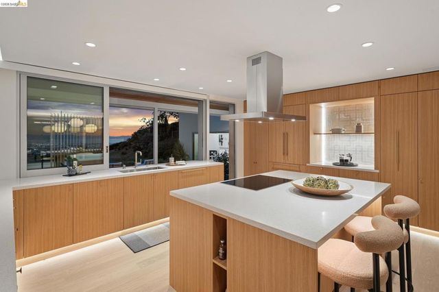 14001 Skyline Blvd, Oakland, CA 94619