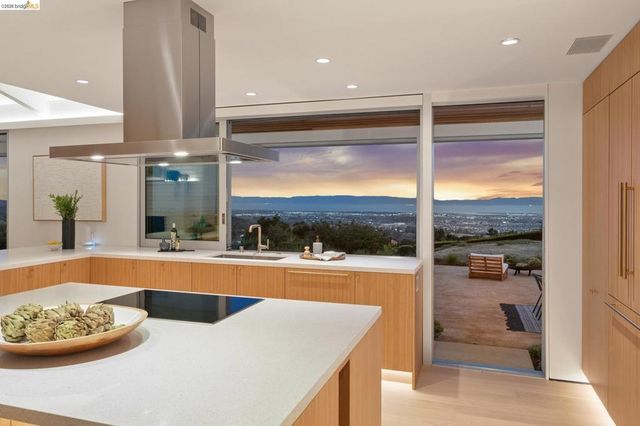 14001 Skyline Blvd, Oakland, CA 94619