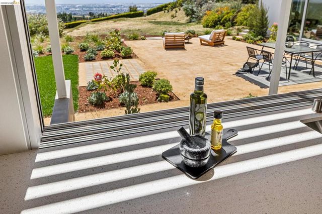 14001 Skyline Blvd, Oakland, CA 94619