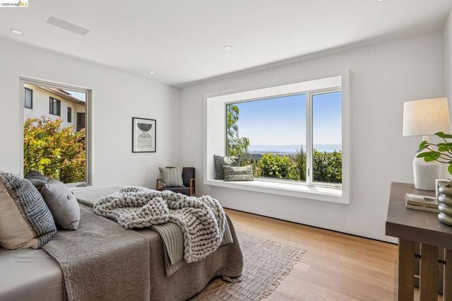 14001 Skyline Blvd, Oakland, CA 94619
