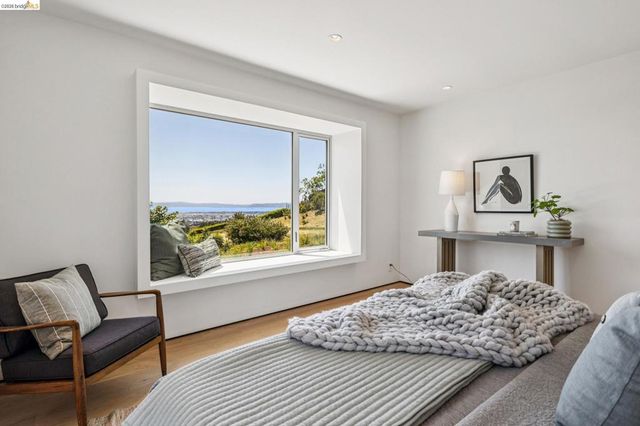 14001 Skyline Blvd, Oakland, CA 94619