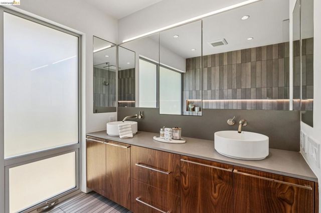 14001 Skyline Blvd, Oakland, CA 94619