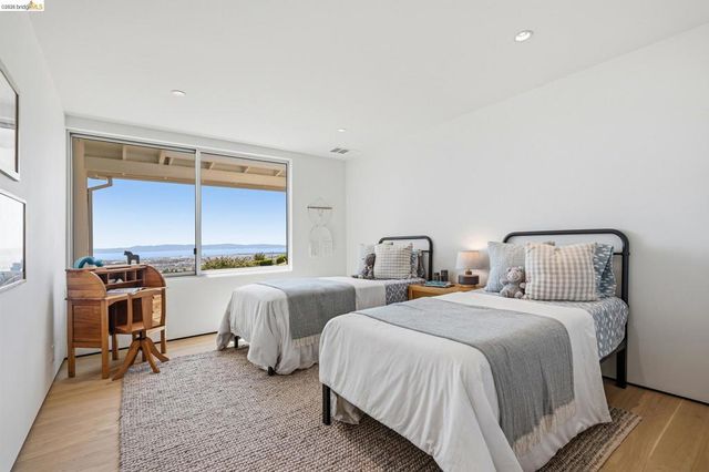 14001 Skyline Blvd, Oakland, CA 94619