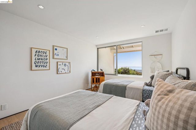 14001 Skyline Blvd, Oakland, CA 94619