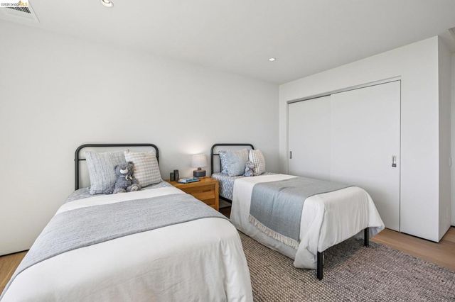 14001 Skyline Blvd, Oakland, CA 94619