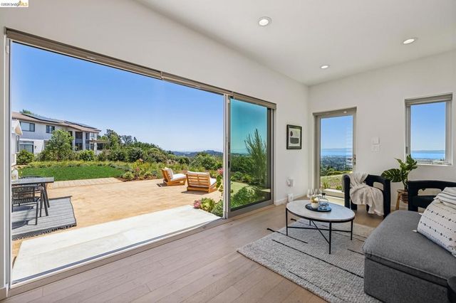 14001 Skyline Blvd, Oakland, CA 94619