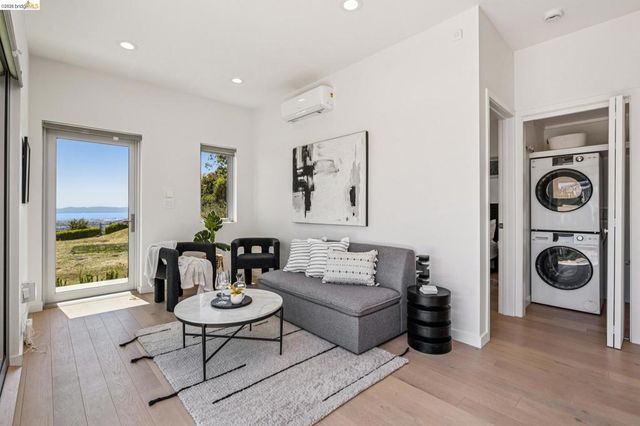 14001 Skyline Blvd, Oakland, CA 94619