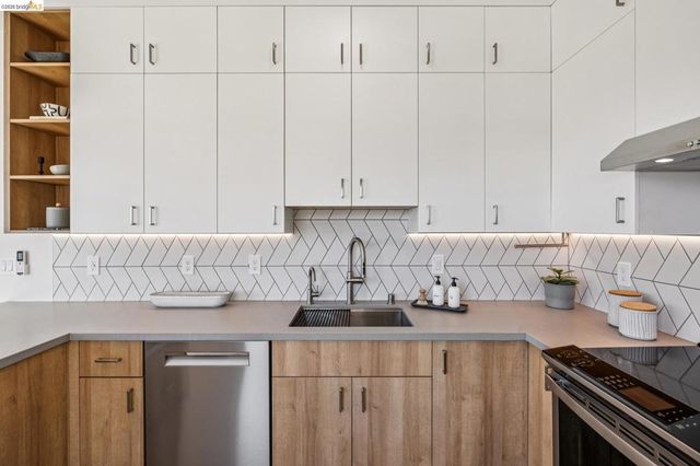 14001 Skyline Blvd, Oakland, CA 94619