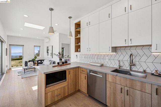 14001 Skyline Blvd, Oakland, CA 94619