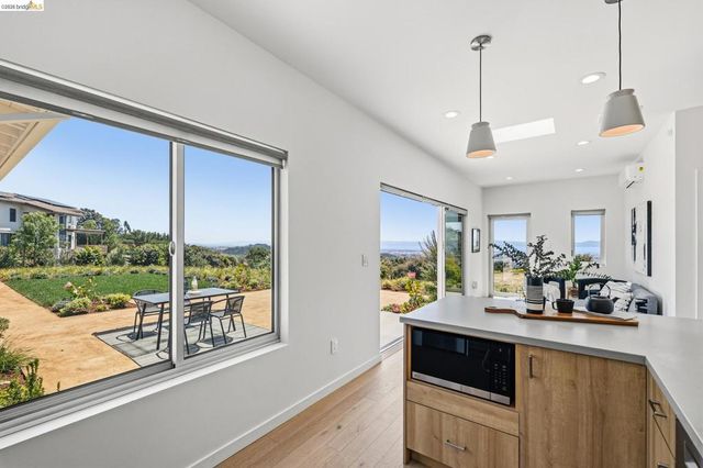 14001 Skyline Blvd, Oakland, CA 94619