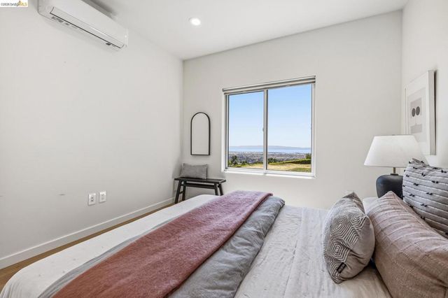 14001 Skyline Blvd, Oakland, CA 94619