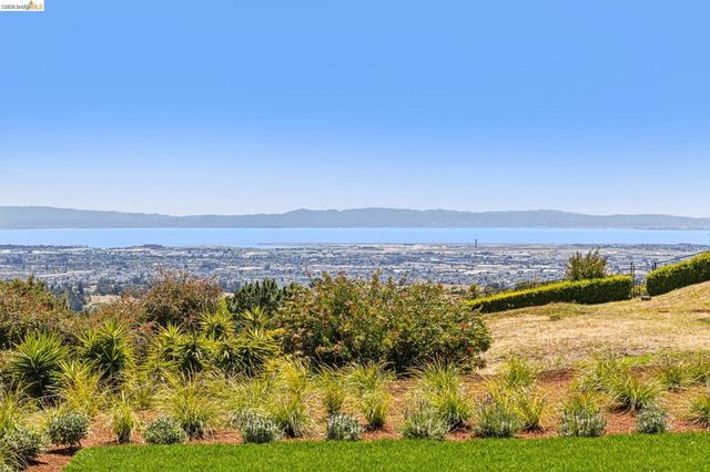 14001 Skyline Blvd, Oakland, CA 94619