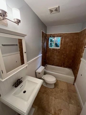 2 Nassau Ln Apt 1, Key West, FL 33040