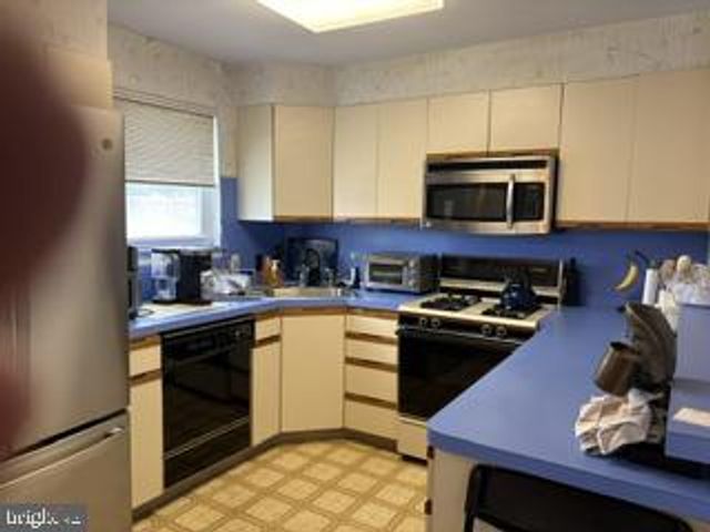 8310 STRAHLE PL, Philadelphia, PA 19111