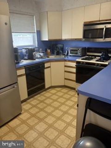 8310 STRAHLE PL, Philadelphia, PA 19111
