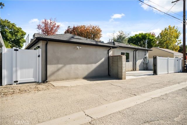 6937 Jellico Avenue, Lake Balboa, CA 91406