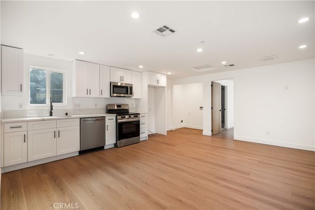 6937 Jellico Avenue, Lake Balboa, CA 91406