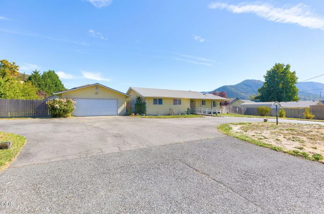 309 NE Terry Lane, Grants Pass, OR 97526