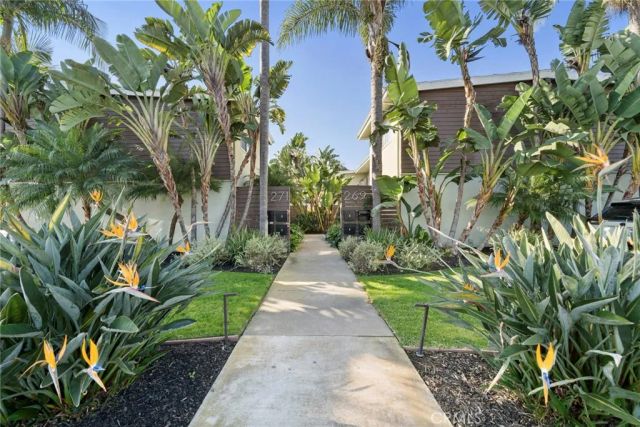 271 16th Pl D, Costa Mesa, CA 92627