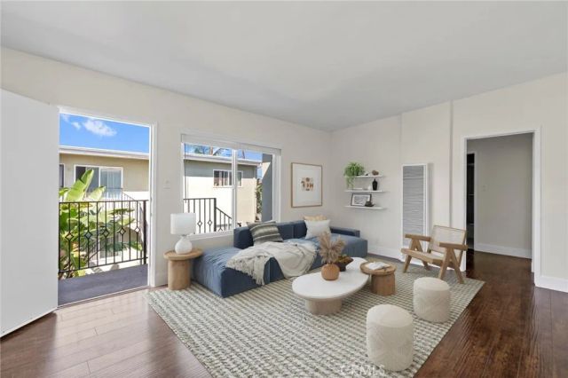 271 16th Pl D, Costa Mesa, CA 92627