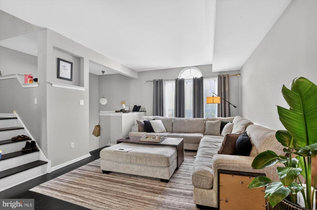 313 SAGE LN, Philadelphia, PA 19128