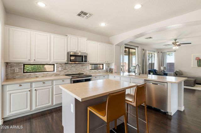 82 W RAVEN Drive, Chandler, AZ 85286