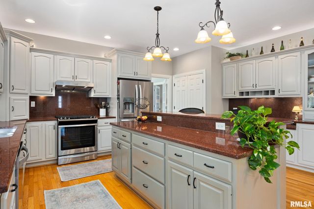 4902 N WEAVERRIDGE Boulevard, Peoria, IL 61615
