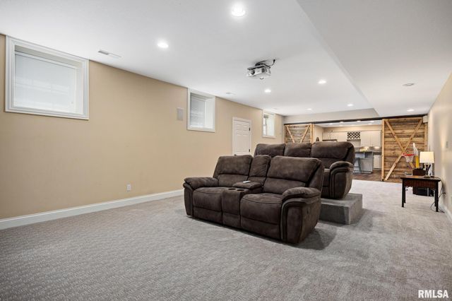 4902 N WEAVERRIDGE Boulevard, Peoria, IL 61615