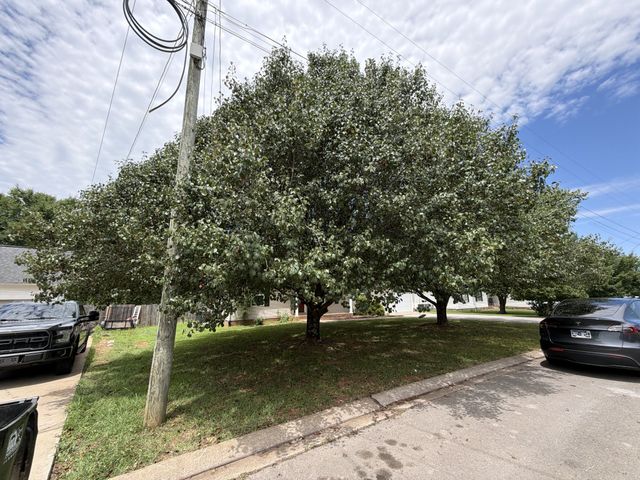 1976 Bishop Ave, Murfreesboro, TN 37127