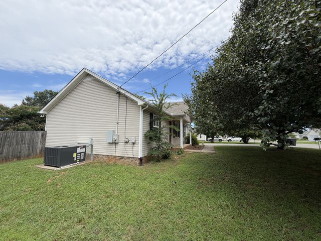 1976 Bishop Ave, Murfreesboro, TN 37127
