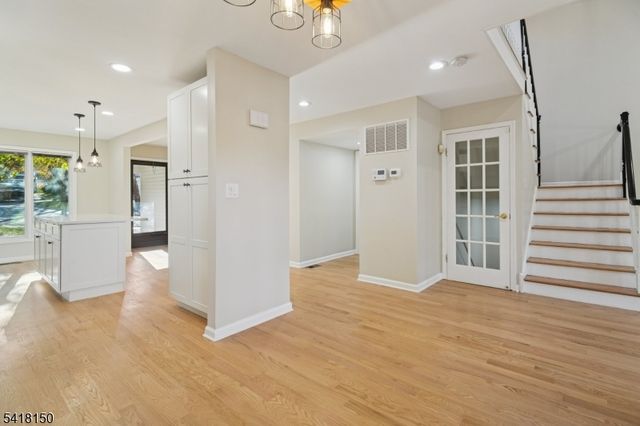 16 Minnisink Dr, Roseland Boro, NJ 07068