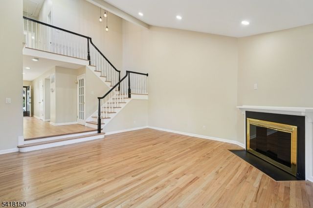 16 Minnisink Dr, Roseland Boro, NJ 07068