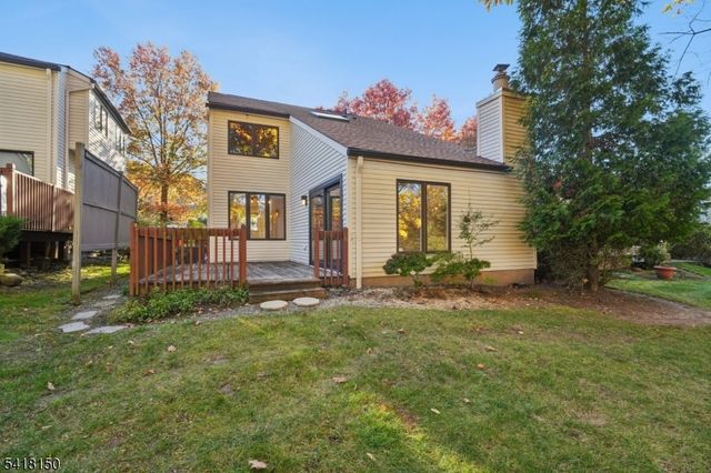 16 Minnisink Dr, Roseland Boro, NJ 07068