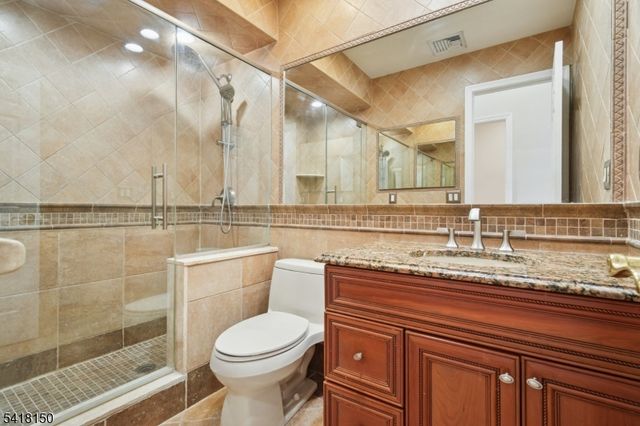 16 Minnisink Dr, Roseland Boro, NJ 07068